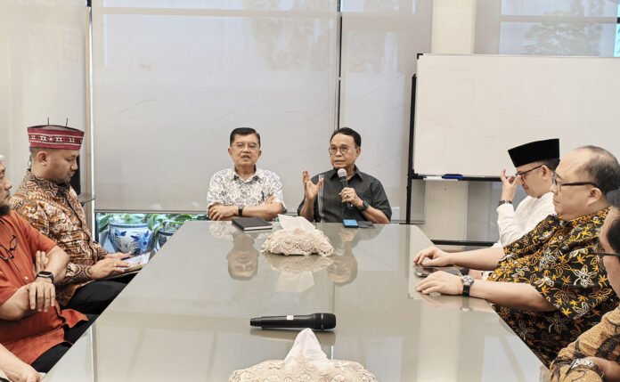 Jusuf Kalla berdiskusi bersama akademisi dan praktisi pemerintahan daerah terkait kondisi fiskal dan otonomi daerah di Jakarta Selatan. Foto: Harnas.id