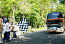 ITS Berangkatkan 27 Bus Mudik Gratis, 1.180 Mahasiswa Pulang Kampung Tanpa Tiket Rektor ITS Prof Dr (HC) Ir Bambang Pramujati ST MScEng PhD (pegang bendera) saat bersiap melepas keberangkatan Mudik Gratis bersama ITS. Foto: Humas ITS