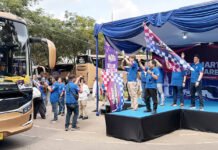 XLSMART Berangkatkan 700 Peserta Mudik Bareng, Retailer hingga Karyawan Pulang Kampung Gratis Direktur & Chief Regulatory Officer XLSMART, Merza Fachys serta Direktur & Chief Commercial Officer XLSMART, David Arcelus Oses bersama jajaran manajemen XLSMART melepas keberangkatan 700 peserta program mudik bareng menuju berbagai kota tujuan di Jawa Barat, Jawa Tengah, DI Yogyakarta, hingga Jawa Timur menggunakan sejumlah armada bus dan kendaraan pribadi dari Cibis Park, Cilandak, Jakarta Selatan, Senin (16/3). Foto: XLSmart