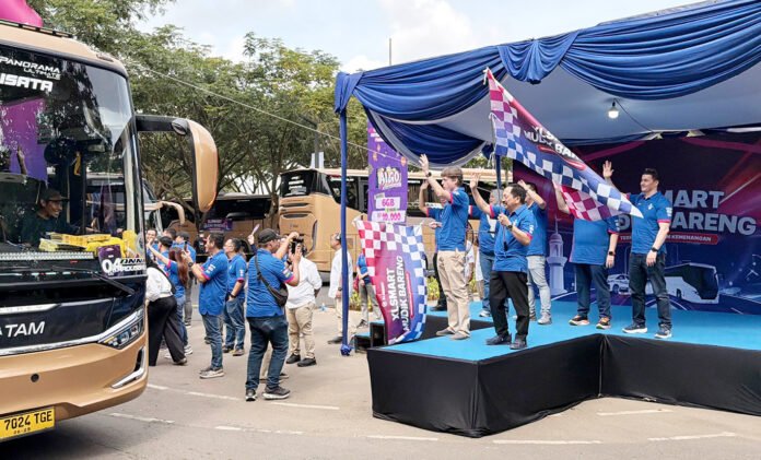 Direktur & Chief Regulatory Officer XLSMART, Merza Fachys serta Direktur & Chief Commercial Officer XLSMART, David Arcelus Oses bersama jajaran manajemen XLSMART melepas keberangkatan 700 peserta program mudik bareng menuju berbagai kota tujuan di Jawa Barat, Jawa Tengah, DI Yogyakarta, hingga Jawa Timur menggunakan sejumlah armada bus dan kendaraan pribadi dari Cibis Park, Cilandak, Jakarta Selatan, Senin (16/3). Foto: XLSmart Direktur & Chief Regulatory Officer XLSMART, Merza Fachys serta Direktur & Chief Commercial Officer XLSMART, David Arcelus Oses bersama jajaran manajemen XLSMART melepas keberangkatan 700 peserta program mudik bareng menuju berbagai kota tujuan di Jawa Barat, Jawa Tengah, DI Yogyakarta, hingga Jawa Timur menggunakan sejumlah armada bus dan kendaraan pribadi dari Cibis Park, Cilandak, Jakarta Selatan, Senin (16/3). Foto: XLSmart