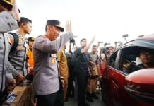 Kapolri Cek Tol Kalikangkung, Siap-siap One Way dan ‘Si Polan’ Pantau Mudik Kapolri Listyo Sigit Prabowo meninjau kesiapan pengamanan arus mudik di Gerbang Tol Kalikangkung, Jawa Tengah. Foto: Polri
