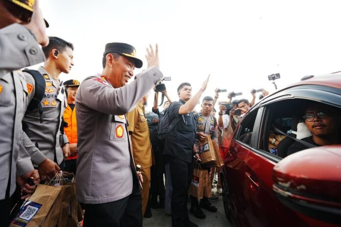Kapolri Listyo Sigit Prabowo meninjau kesiapan pengamanan arus mudik di Gerbang Tol Kalikangkung, Jawa Tengah. Foto: Polri