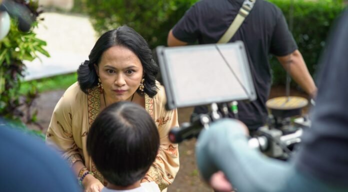 Perjalanan Karier Naya Anindita: Dari Balik Layar Mata Najwa hingga Sutradarai Film Lebaran 2026 Sutradara Naya Anindita kembali hadir dengan film drama keluarga “Tunggu Aku Sukses Nanti” yang dijadwalkan tayang di bioskop Indonesia pada Lebaran 2026. Foto: Harnas.id
