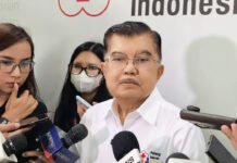 JK Ingatkan Pilihan Tak Enak Pemerintah: Pangkas Belanja atau Tambah Utang Jusuf Kalla memberikan keterangan kepada wartawan di Markas PMI Jakarta. Foto: Harnas.id