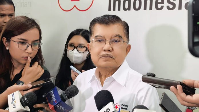 Jusuf Kalla memberikan keterangan kepada wartawan di Markas PMI Jakarta. Foto: Harnas.id