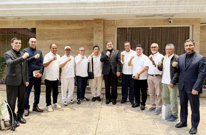 Pertemuan legenda sepak bola Indonesia dengan perwakilan Kedutaan Iran di Jakarta: Foto: Harnas.id