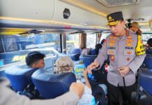 4.009 Pemudik Diberangkatkan, Kapolri Pastikan Bus Sudah Lulus Tes Sebelum Jalan Kapolri melepas peserta Mudik Gratis Polri Presisi di Polda Metro Jaya. Foro: Div. Humas Polri