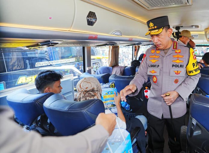 Kapolri melepas peserta Mudik Gratis Polri Presisi di Polda Metro Jaya. Foro: Div. Humas Polri