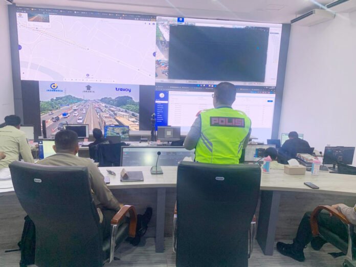 Petugas Satgas Operasi Ketupat memantau arus mudik di terminal dan jalur tol. Foto: Polri
