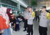 Soetta Dipantau Langsung, 191 Ribu Pemudik Udara Terbang di H-3 Lebaran Peninjauan arus mudik di Terminal Bandara Soekarno-Hatta oleh jajaran Polri. Foto: Polri
