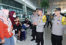 Soetta Dipantau Langsung, 191 Ribu Pemudik Udara Terbang di H-3 Lebaran Peninjauan arus mudik di Terminal Bandara Soekarno-Hatta oleh jajaran Polri. Foto: Polri