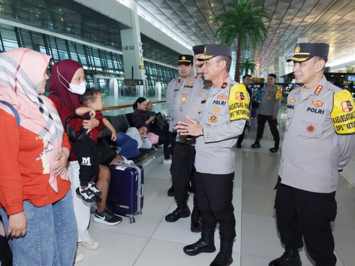 Peninjauan arus mudik di Terminal Bandara Soekarno-Hatta oleh jajaran Polri. Foto: Polri