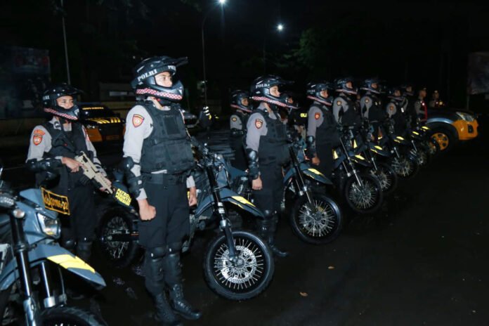 Personel Polri siaga mengamankan malam takbiran Idul Fitri 1447 H dalam Operasi Ketupat 2026. Foto: Polri