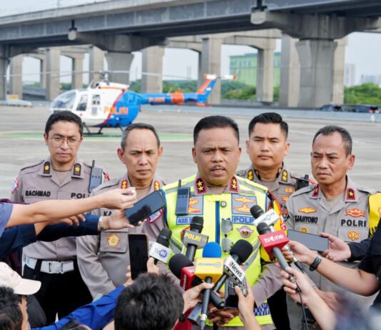 One Way Nasional Dihentikan, Lalu Lintas Mudik Lebaran 2026 Kembali Normal Irjen Pol Drs. Agus Suryonugroho, Kakorlantas Polri, memberikan paparan terkait penghentian One Way Nasional arus mudik Lebaran 2026. Foto: Polri