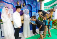 Riyayan di Grahadi Diserbu Warga, Lebaran Jadi Ajang Temu Langsung dengan Gubernur Jawa Timur Warga antre mengikuti tradisi riyayan bersama Gubernur Jawa Timur di Gedung Negara Grahadi. Foto: Pemprov Jatim