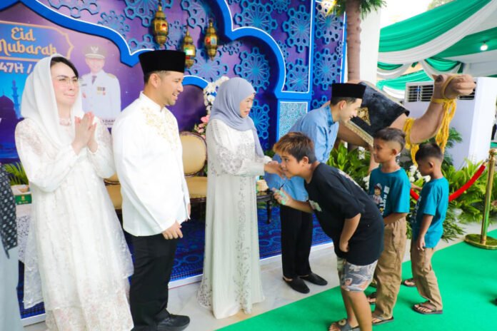 Warga antre mengikuti tradisi riyayan bersama Gubernur Jawa Timur di Gedung Negara Grahadi. Foto: Pemprov Jatim
