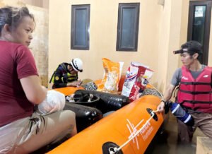 Petugas melakukan penanganan dampak banjir dan cuaca ekstrem di sejumlah daerah saat Lebaran. Foto: BNPB