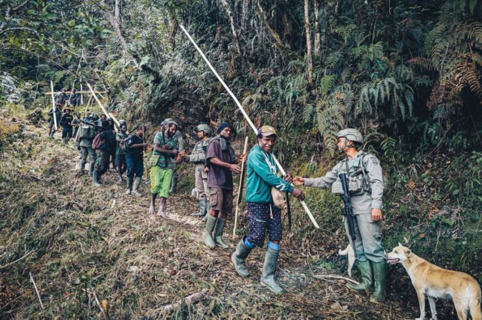 Personel Satgas Operasi Damai Cartenz berinteraksi dengan warga di Kiwirok. Foto: Satgas Damai Cartenz Personel Satgas Operasi Damai Cartenz berinteraksi dengan warga di Kiwirok. Foto: Satgas Damai Cartenz