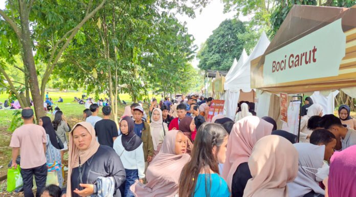 Pengunjung Padati Kebun Raya Bogor, Konsep Poelang Kampoeng Bawa Nuansa Nostalgia Pengunjung memadati Kebun Raya Bogor saat libur Lebaran 2026. Foto: Harnas.id