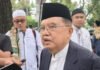 Jusuf Kalla Soroti Wacana Potong Gaji Menteri, Singgung Nominal dan Perbandingan dengan BUMN Jusuf Kalla memberikan keterangan usai salat Idulfitri di Masjid Agung Al Azhar. Foto: Harnas.id