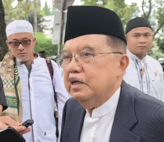 Jusuf Kalla Soroti Wacana Potong Gaji Menteri, Singgung Nominal dan Perbandingan dengan BUMN Jusuf Kalla memberikan keterangan usai salat Idulfitri di Masjid Agung Al Azhar. Foto: Harnas.id