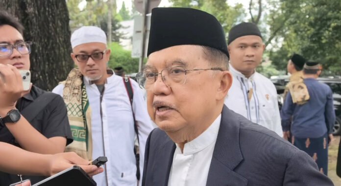 Jusuf Kalla memberikan keterangan usai salat Idulfitri di Masjid Agung Al Azhar. Foto: Harnas.id