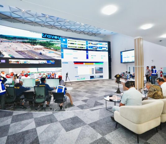 Hari ke-13 Operasi Ketupat 2026 Kamtibmas Kondusif, Arus Balik Mulai Menguat Petugas kepolisian memantau arus lalu lintas selama Operasi Ketupat 2026. Foto: Dok. Polri