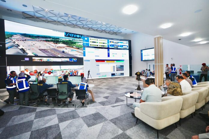 Petugas kepolisian memantau arus lalu lintas selama Operasi Ketupat 2026. Foto: Dok. Polri