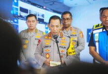 Kapolri Pantau Arus Balik dari Command Center, Kendaraan Masuk Jakarta Tembus 2 Juta Kapolri meninjau arus balik Lebaran dari Jasa Marga Command Center di Bekasi. Foto: Polri
