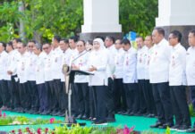 WFH Mulai Rabu, Khofifah Ingatkan ASN: Jangan Anggap Libur Tambahan Gubernur Khofifah Indar Parawansa memimpin apel ASN Pemprov Jatim pasca Lebaran. Foto: Dok. Biro Adpim Pemprov Jawa Timur
