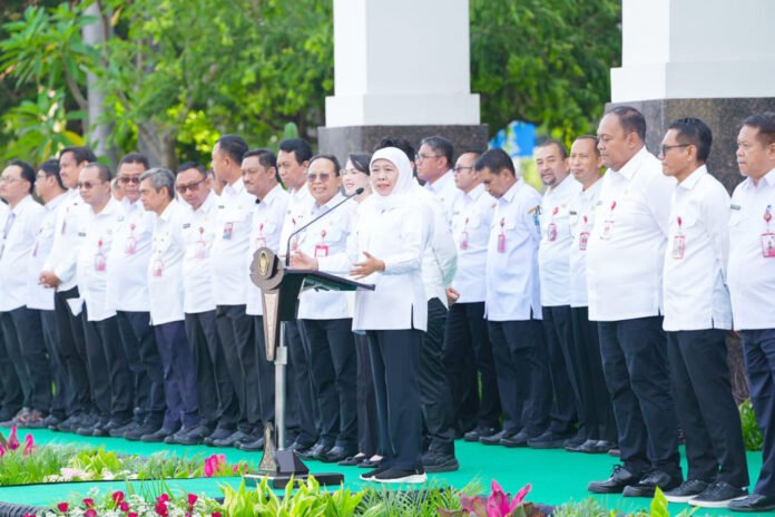 Gubernur Khofifah Indar Parawansa memimpin apel ASN Pemprov Jatim pasca Lebaran. Foto: Dok. Biro Adpim Pemprov Jawa Timur Gubernur Khofifah Indar Parawansa memimpin apel ASN Pemprov Jatim pasca Lebaran. Foto: Dok. Biro Adpim Pemprov Jawa Timur