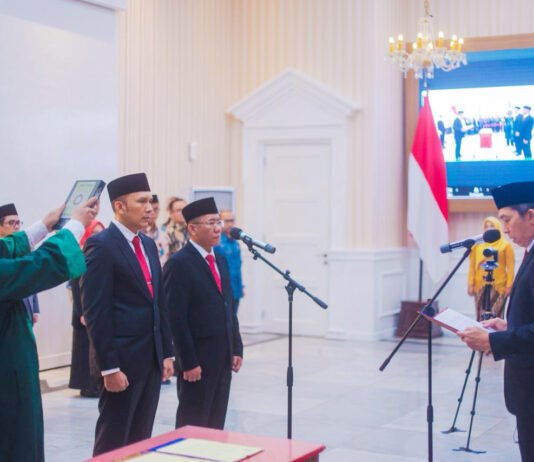 Dedie Rachim Lantik Dua Direksi Baru Perumda Tirta Pakuan, Siap Akselerasi Program Strategis Wali Kota Bogor Dedie Rachim Melantik Direksi Baru Perumda Tirta Pakuan. Foto: Dok. Pemkot Bogor