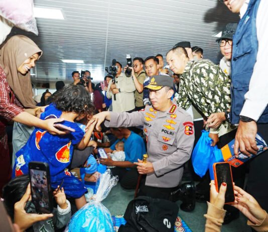 Kapolri Turun ke Bakauheni, Arus Balik Diklaim Aman—Sisa Perjalanan Masih Jadi Catatan Kapolri meninjau arus balik Lebaran di Pelabuhan Bakauheni Lampung. Foto: Polri