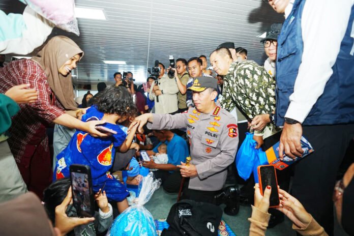 Kapolri meninjau arus balik Lebaran di Pelabuhan Bakauheni Lampung. Foto: Polri