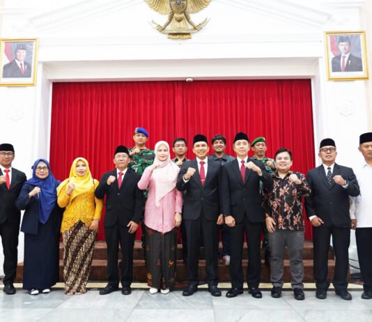 Direksi Baru Tirta Pakuan Dilantik, DPRD Titip Pesan: Pelayanan Jangan Ikut Mengalir Biasa Saja Ketua DPRD Kota Bogor menghadiri pelantikan direksi Perumda Tirta Pakuan di Balai Kota. Foto: Pemkot Bogor