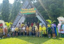 Tak Mudik Tetap Hangat, Angklung Srikandi Bogor Hidupkan Suasana “Poelang Kampeong” Pertunjukan angklung Srikandi Bogor Baru di Kebun Raya Bogor dalam program Poelang Kampeong. Foto: Harnas.id