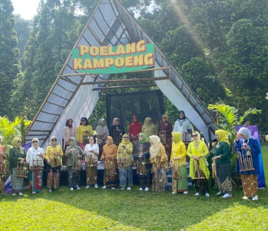 Tak Mudik Tetap Hangat, Angklung Srikandi Bogor Hidupkan Suasana “Poelang Kampeong” Pertunjukan angklung Srikandi Bogor Baru di Kebun Raya Bogor dalam program Poelang Kampeong. Foto: Harnas.id