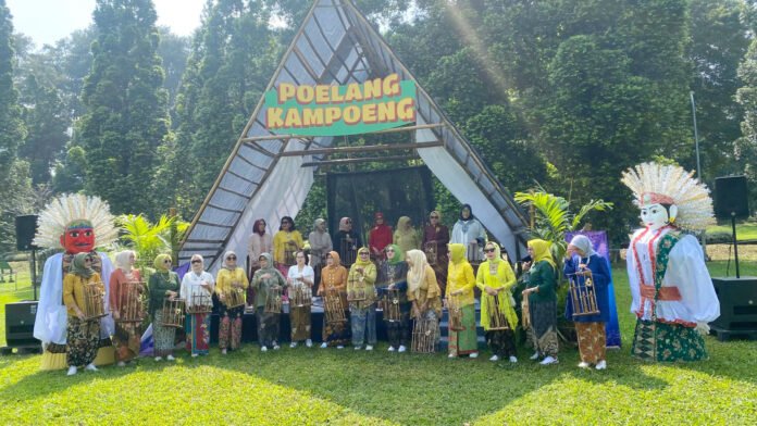 Pertunjukan angklung Srikandi Bogor Baru di Kebun Raya Bogor dalam program Poelang Kampeong. Foto: Harnas.id Pertunjukan angklung Srikandi Bogor Baru di Kebun Raya Bogor dalam program Poelang Kampeong. Foto: Harnas.id