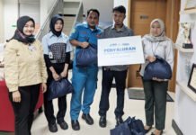 BRI Pancoran Bagi Bingkisan Ramadan, Sasar Panti Asuhan hingga Warga Sekitar Penyaluran bingkisan Ramadan oleh BRI BO Pancoran kepada masyarakat sekitar jelang Lebaran. Foto: Humas BRI