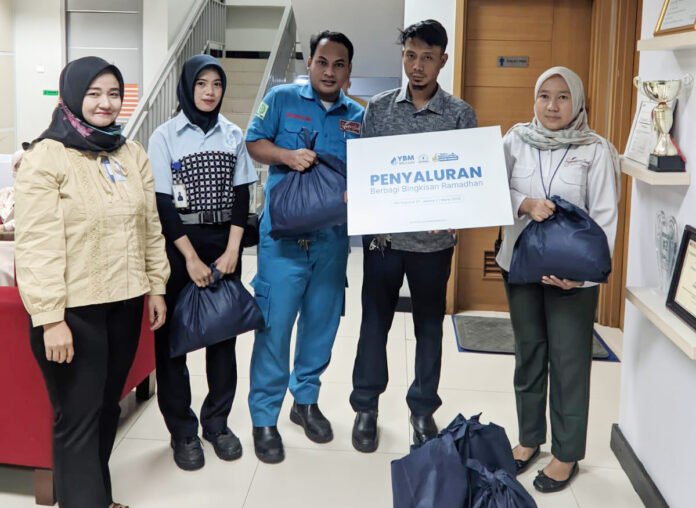 Penyaluran bingkisan Ramadan oleh BRI BO Pancoran kepada masyarakat sekitar jelang Lebaran. Foto: Humas BRI