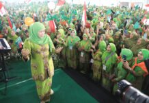 Khofifah ke Muslimat NU: Dunia Lagi Panas, Ibu-Ibu Jangan Ikut Goyah Khofifah Indar Parawansa saat memberikan sambutan pada peringatan HUT ke-80 Muslimat NU di Surabaya. Foto: Pemprov Jatim