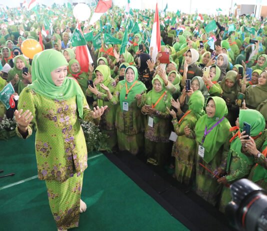 Khofifah ke Muslimat NU: Dunia Lagi Panas, Ibu-Ibu Jangan Ikut Goyah Khofifah Indar Parawansa saat memberikan sambutan pada peringatan HUT ke-80 Muslimat NU di Surabaya. Foto: Pemprov Jatim