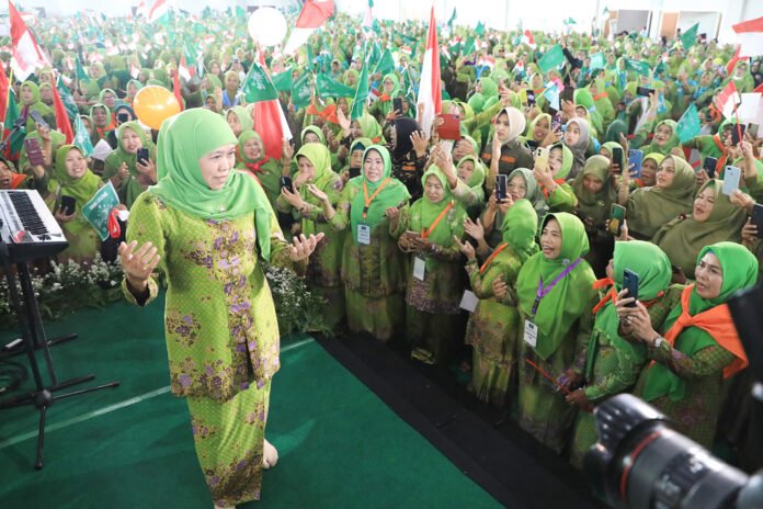 Khofifah Indar Parawansa saat memberikan sambutan pada peringatan HUT ke-80 Muslimat NU di Surabaya. Foto: Pemprov Jatim Khofifah Indar Parawansa saat memberikan sambutan pada peringatan HUT ke-80 Muslimat NU di Surabaya. Foto: Pemprov Jatim