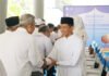 Halalbihalal ITS Bukan Sekadar Tradisi, Kampus Ingatkan Soal Dampak Nyata Rektor ITS Prof Dr (HC) Ir Bambang Pramujati ST MScEng PhD (kanan) dengan ramah menyalami para sivitas ITS dalam acara Halalbihalal Keluarga Besar ITS 1447 Hijriah di Grha Sepuluh Nopember ITS. Foto: Humas ITS
