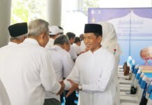 Halalbihalal ITS Bukan Sekadar Tradisi, Kampus Ingatkan Soal Dampak Nyata Rektor ITS Prof Dr (HC) Ir Bambang Pramujati ST MScEng PhD (kanan) dengan ramah menyalami para sivitas ITS dalam acara Halalbihalal Keluarga Besar ITS 1447 Hijriah di Grha Sepuluh Nopember ITS. Foto: Humas ITS