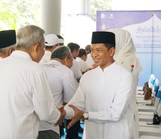 Halalbihalal ITS Bukan Sekadar Tradisi, Kampus Ingatkan Soal Dampak Nyata Rektor ITS Prof Dr (HC) Ir Bambang Pramujati ST MScEng PhD (kanan) dengan ramah menyalami para sivitas ITS dalam acara Halalbihalal Keluarga Besar ITS 1447 Hijriah di Grha Sepuluh Nopember ITS. Foto: Humas ITS