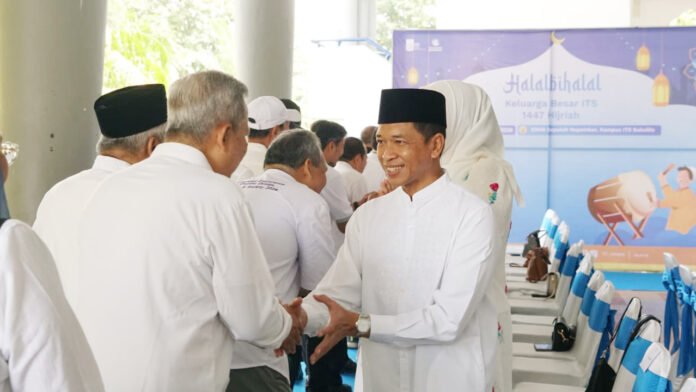 Rektor ITS Prof Dr (HC) Ir Bambang Pramujati ST MScEng PhD (kanan) dengan ramah menyalami para sivitas ITS dalam acara Halalbihalal Keluarga Besar ITS 1447 Hijriah di Grha Sepuluh Nopember ITS. Foto: Humas ITS Rektor ITS Prof Dr (HC) Ir Bambang Pramujati ST MScEng PhD (kanan) dengan ramah menyalami para sivitas ITS dalam acara Halalbihalal Keluarga Besar ITS 1447 Hijriah di Grha Sepuluh Nopember ITS. Foto: Humas ITS