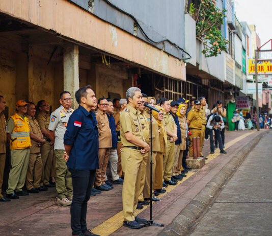 Lapak Lama Ditutup, PKL Bogor Dialihkan ke Dua Pasar Baru Wali Kota Bogor Dedie A. Rachim menyampaikan arahan saat memimpin apel penertiban pedagang. Foto: Pembkot Bogor