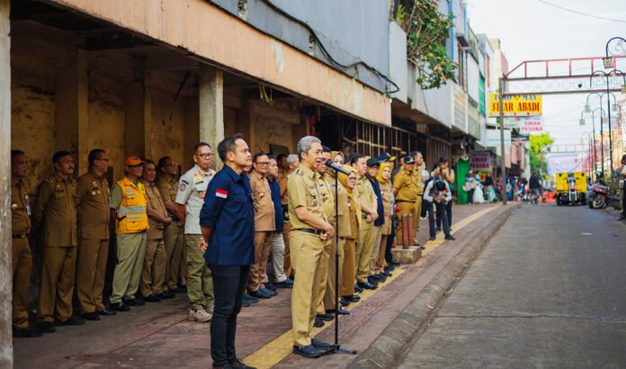 Wali Kota Bogor Dedie A. Rachim menyampaikan arahan saat memimpin apel penertiban pedagang. Foto: Pembkot Bogor Wali Kota Bogor Dedie A. Rachim menyampaikan arahan saat memimpin apel penertiban pedagang. Foto: Pembkot Bogor