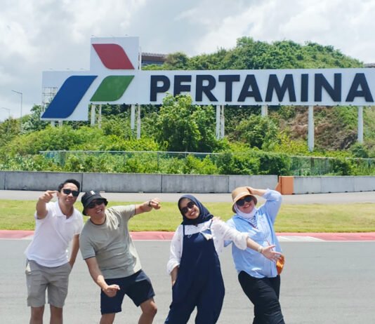 Sirkuit Mandalika Jadi Tujuan Favorit Lebaran, Pengunjung Terus Bertambah Pengunjung berfoto di spot ikonik Sirkuit Mandalika saat libur Lebaran. Foto: MGPA